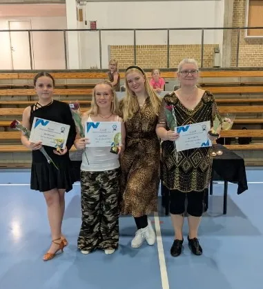 Dansere med diplomer efter et stævne