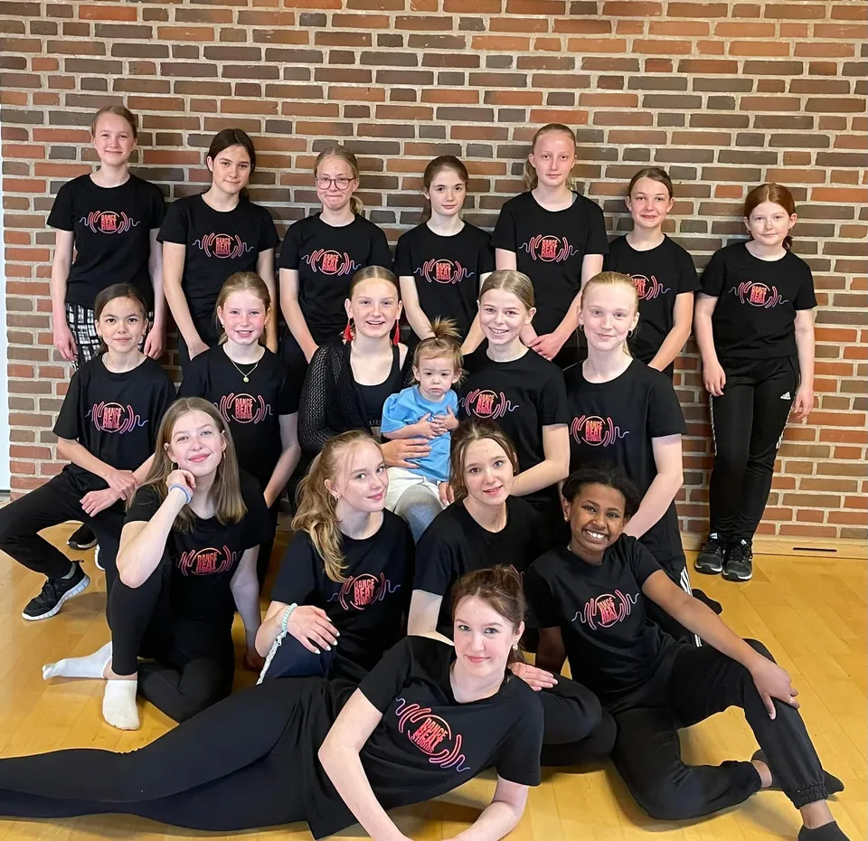 Holdene fra Dance Beat Studios samlet i gymnastiksalen